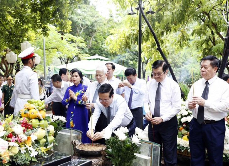 President commemorates heroes and martyrs in Con Dao - ảnh 1