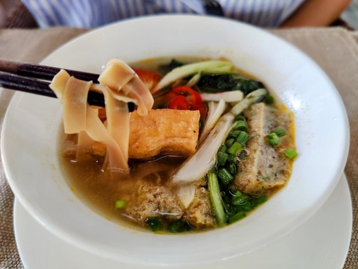 Hai Phong dish rated as world’s best red noodle soup with crab - ảnh 1