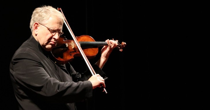 Israeli virtuoso Shlomo Mintz arrives in Vietnam for Sept. 8 concert - ảnh 1