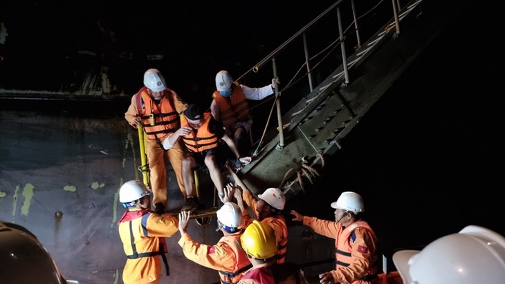 Foreign sailor rescued in Vung Tau waters - ảnh 1