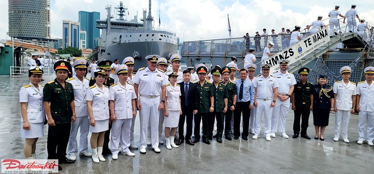 New Zealand naval ships visit Vietnam  - ảnh 1