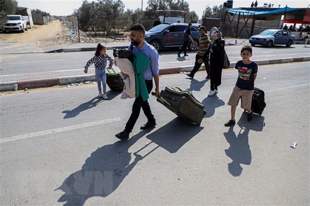 Foreign nationals leave Gaza for Egypt - ảnh 1