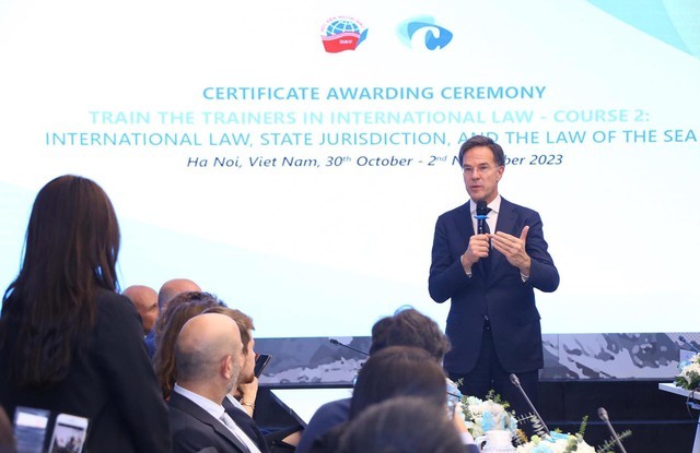 Dutch Prime Minister attends roundtable on international law, order at sea in Hanoi - ảnh 1
