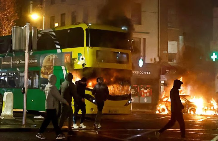 Irish police make 34 arrests after Dublin rioting - ảnh 1