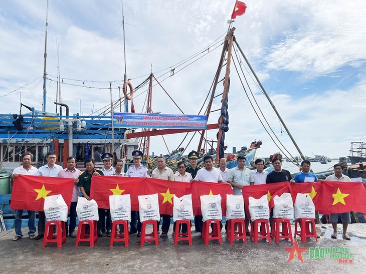 Coast Guards stand side by side with fishermen - ảnh 1