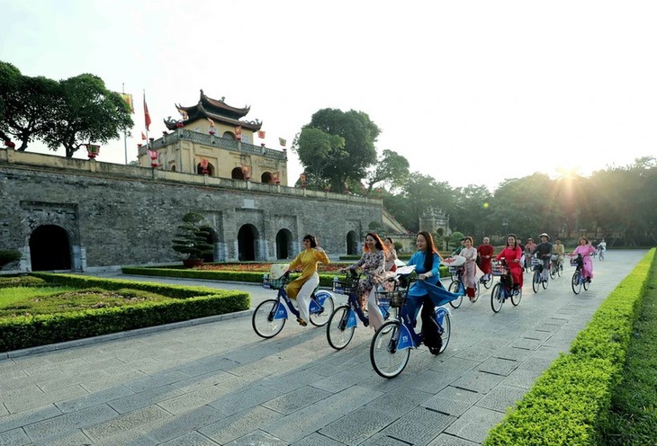 Electric bus tour of Hoan Kiem-Thang Long Imperial Citadel to debut Feb.5 - ảnh 1
