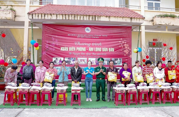 Tet gifts delivered to poor people in Soc Trang border areas - ảnh 1