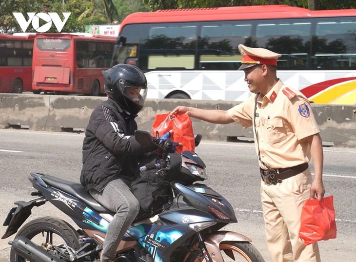 Traffic police help people on the way home for Tet - ảnh 1
