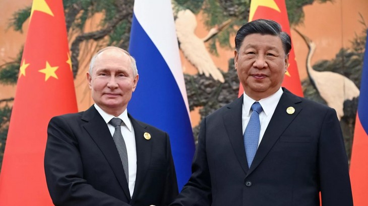 Russian, Chinese Presidents discuss partnership, global issues via phone call - ảnh 1