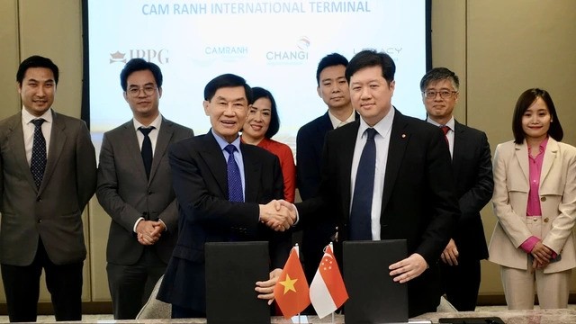 Cam Ranh Airport inks major deal, aiming to become key aviation hub in Southeast Asia - ảnh 1