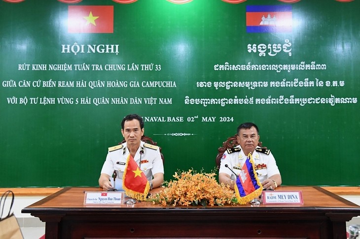 Vietnamese, Cambodian naval forces review joint patrol - ảnh 1