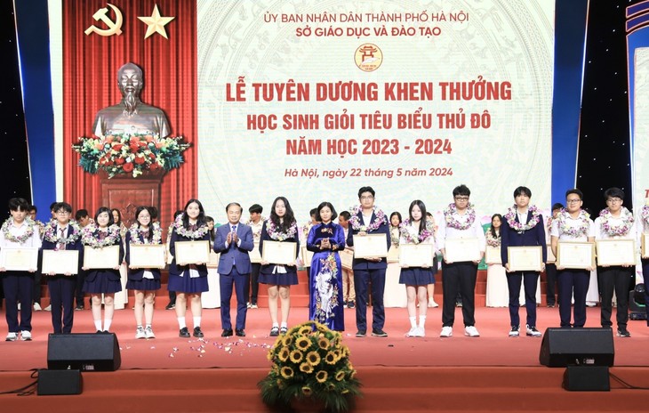 Hanoi awards 820 outstanding students - ảnh 1