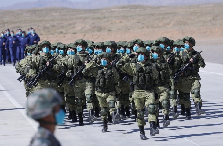 Chinese, Russian troops hold joint drill targeting cross-border terrorism - ảnh 1