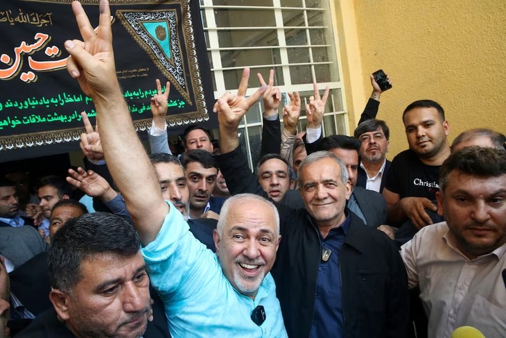 Iranian voters pick moderate as president to replace late Ebrahim Raisi - ảnh 1