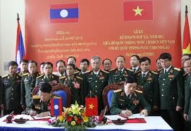 Menteri Pertahanan Laos Duongchay Phichit mengunjungi Vietnam. - ảnh 1