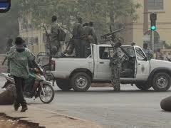 Situasi keamanan dan ketertiban di Mali pasca kudeta militer sedang berkembang secara rumit. - ảnh 1