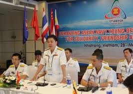 Pertemuan persahabatan antara perwira muda Angkatan Laut negara-negara ASEAN di  kota Nha Trang, Vietnam Tengah. - ảnh 1
