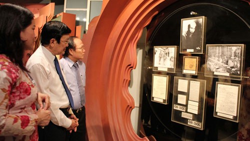 Presiden Truong Tan Sang mengunjungi Museum Ho Chi Minh - ảnh 1