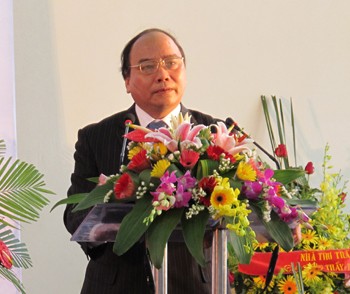 Deputi PM Nguyen Xuan Phuc menghadiri upacara pemberangkatan relawan musim  panas-2012 di provinsi Ha Tinh. - ảnh 1