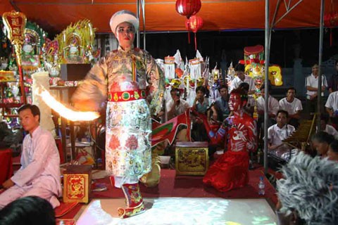 Adat istiadat memuja  Ibu Suci dan ritual Hau Dong mengarah ke warisan budaya bukan kebendaan dari umat manusia. - ảnh 1