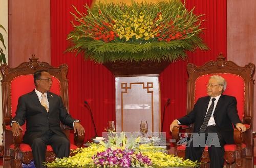 Sekjen Nguyen Phu Trong menerima Ketua Senat Myanmar Khyn Aung Myint - ảnh 1