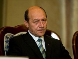 Rumania: Faksi pendukung Perdana Menteri mencari cara menggulingkan Presiden Basescu. - ảnh 1