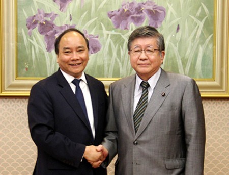 Wakil Perdana Menteri Vietnam Nguyen Xuan Phuc menemui Ketua Mahkamah Agung dan Menteri Hukum Jepang. - ảnh 1