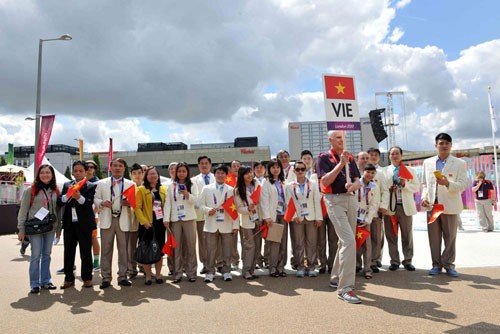 Upacara menaikkan bendera nasional Vietnam diadakan di Taman Bunga Olympiade. - ảnh 1
