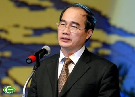 Deputi Perdana Menteri Nguyen Thien Nhan membakar hio di Taman Pahlawan Truong Son. - ảnh 1