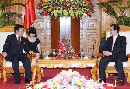 PM Nguyen Tan Dung menerima Menteri Ekonomi, Perdagangan dan Industri Jepang. - ảnh 1