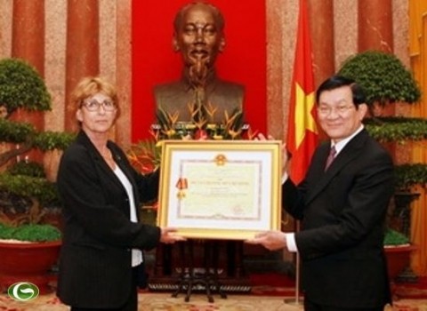 Presiden Negara Truong Tan Sang menyampaikan Bintang Ho Chi Minh kepada Raymond Aubrac. - ảnh 1