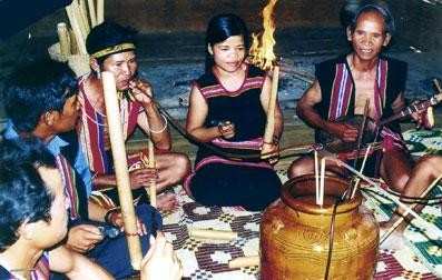 Menyanyikan wiracarita, ciri budaya yang khas di daerah Tay Nguyen. - ảnh 4