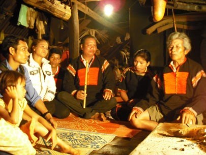Menyanyikan wiracarita, ciri budaya yang khas di daerah Tay Nguyen. - ảnh 2