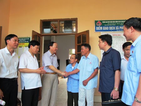 Sekretaris Jenderal Komite Sentral Partai Komunis Vietnam Nguyen Phu Trong melakukan kontak dengan pemilih kabupaten Ba Dinh, kota Hanoi. - ảnh 2