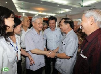 Sekretaris Jenderal Komite Sentral Partai Komunis Vietnam Nguyen Phu Trong melakukan kontak dengan pemilih kabupaten Ba Dinh, kota Hanoi. - ảnh 1