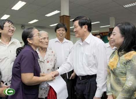 Presiden Truong Tan Sang melakukan kontak dengan pemilih di kabupaten nomor 4 kota Ho Chi Minh. - ảnh 1