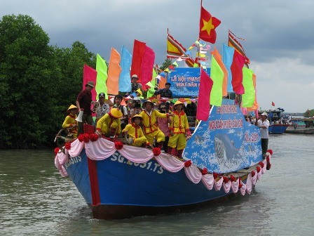Mencari tahu ciri budaya spiritualitas kaum nelayan di daerah pantai Vietnam. - ảnh 4