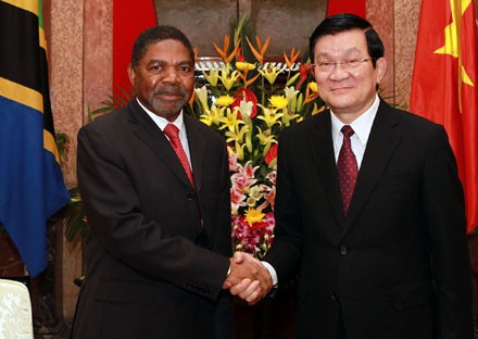 Presiden Vietnam Truong Tan Sang menerima Presiden zona semi otonomi Zanziar dari Tanzania. - ảnh 1