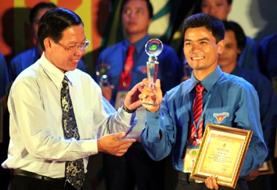 Menyampaikan penghargaan Luong Dinh Cua kepada 300 pemuda tipikal di daerah pedesaan - ảnh 1