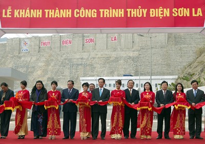 Perdana Menteri Nguyen Tan Dung menghadiri peresmian Pabrik Hydro Listrik son La - ảnh 1