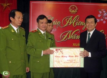 Presiden Truong Tan Sang berhariraya kepada pasukan keamanan - ảnh 1