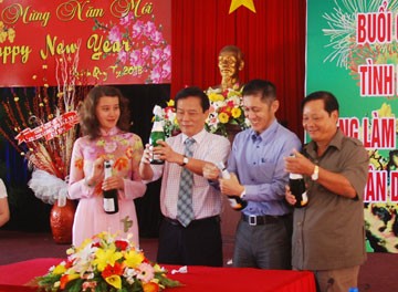 Daerah-daerah mengadakan pertemuan dengan para diaspora Vietnam sehubungan dengan Hari Raya Tet - ảnh 1