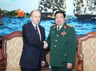 Menteri Phung Quang Thanh menerima Direktur Badan Keamanan Federasi Rusia - ảnh 1