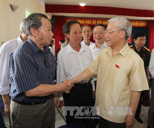 Sekjen KS  PKV Vietnam, Nguyen Phu Trong melakukan kontak dengan pemilih kota Hanoi - ảnh 1