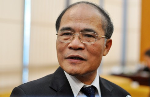 Ketua Majelis Nasional Nguyen Sinh Hung menemui rombongan pemuda pasukan keamanan publik yang maju. - ảnh 1