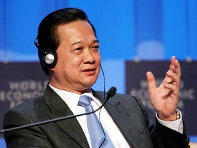Perdana Menteri Nguyen Tan Dung membacakan pidato pembukaan WEF Asia Timur 2013 - ảnh 1