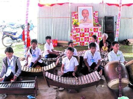 Kelompok anak yang memainkan musik pantatonik di pagoda Doi - ảnh 3