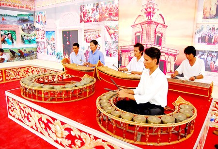 Kelompok anak yang memainkan musik pantatonik di pagoda Doi - ảnh 2