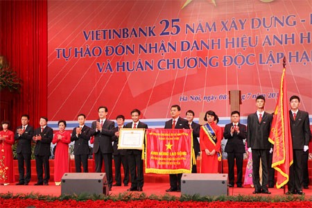 Perdana Menteri Nguyen Tan Dung menyampaikan gelar Pahlawan Kerja kepada Bank Persero Industri dan Perdagangan Vietnam - ảnh 1