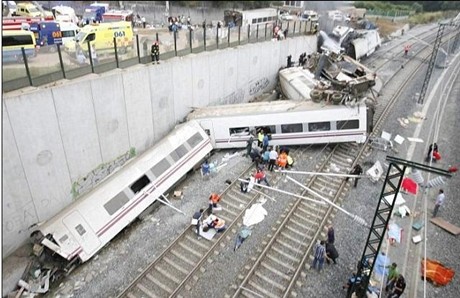 Kereta api di Spanyol  tergelincir sehingga membuat lebih dari 200 orang menderita cedera - ảnh 1